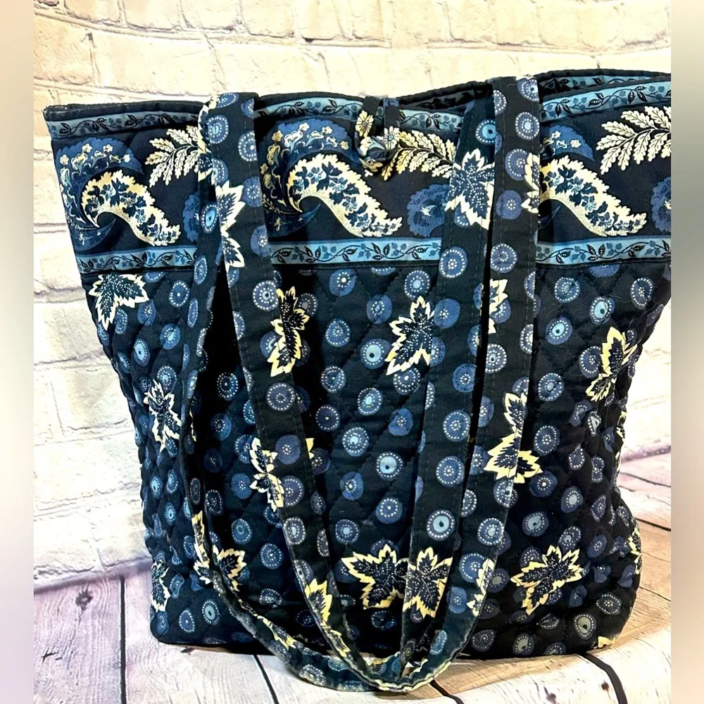 VERA BRADLEY blue Coin Leaf pattern should bag with button closure - Picture 2 of 9